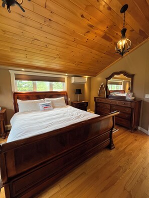 5 bedrooms, desk, iron/ironing board, travel cot