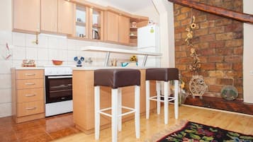Apartemen | Dapur pribadi | Lemari es besar, oven, kompor, dan ketel listrik