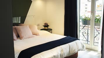 Deluxe Room, Partial Sea View (Cerchio) | Hypo-allergenic bedding, down comforters, pillowtop beds, in-room safe