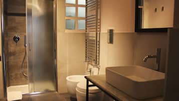 Habitación Deluxe, vistas parciales al mar (Quadrato) | Baño | Ducha, cabezal de ducha tipo lluvia, secador de pelo y albornoces