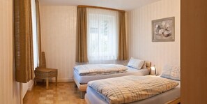 Apartamento, 3 quartos, terraço | Escrivaninha, ferros/tábuas de passar roupa, berços grátis