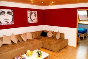 Apartamento, 2 quartos | Sala de estar | TV