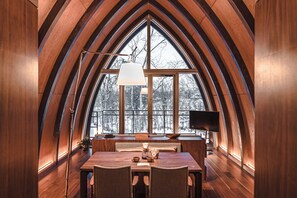 1 soverom, sengetøy av topp kvalitet, dundyner og minibar (inkludert)