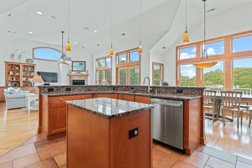 Thanks Dad: 6 Bedrooms, Large Private Pool, Hot Tub