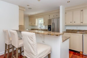 Fridge, microwave, oven, stovetop - Charleston-area 3BR, Close to Beach or Downtown, Walk to Shem Creek (Mt Pleasant)