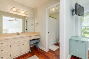 4 bedrooms, iron/ironing board, WiFi, bed sheets - Charleston-area 3BR, Close to Beach or Downtown, Walk to Shem Creek (Mt Pleasant)