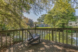 Property grounds - Charleston-area 3BR, Close to Beach or Downtown, Walk to Shem Creek (Mt Pleasant)