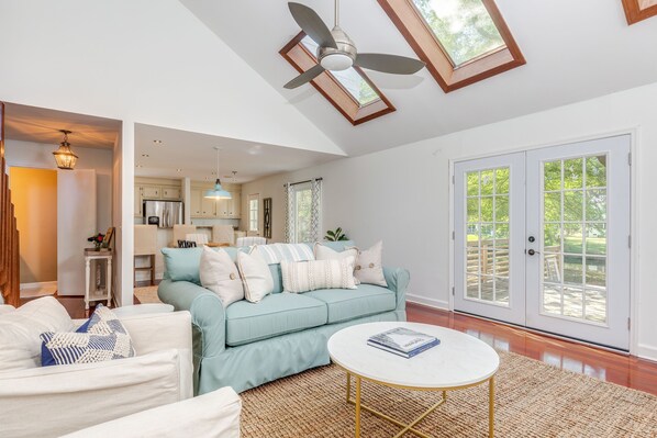 TV - Charleston-area 3BR, Close to Beach or Downtown, Walk to Shem Creek (Mt Pleasant)