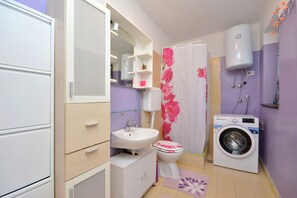 Appartement Ville | Salle de bain | Douche, serviettes fournies