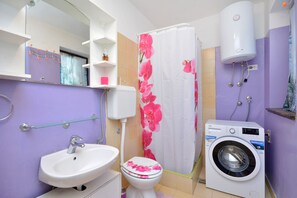 Appartement Ville | Salle de bain | Douche, serviettes fournies