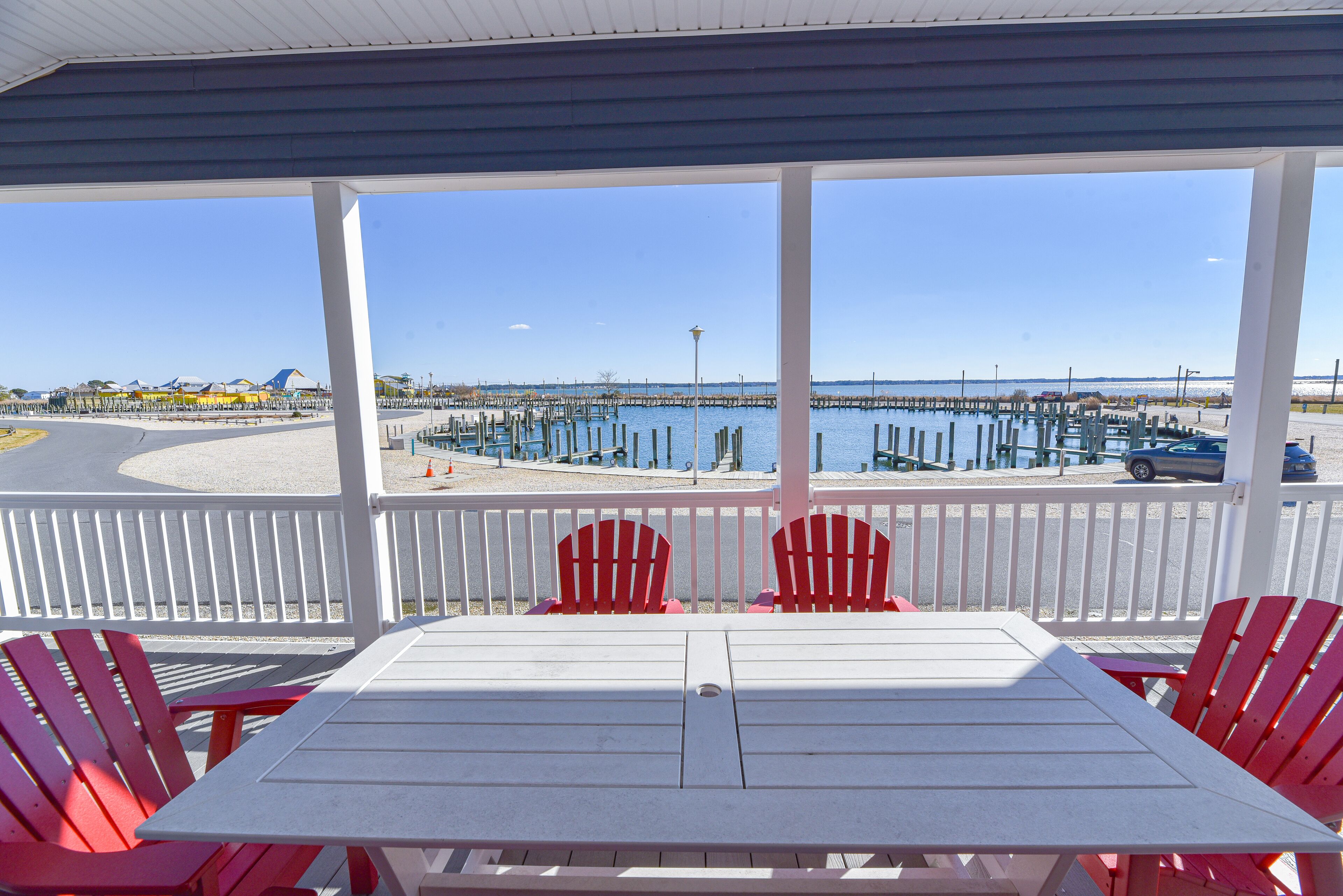 Lovely home, large wraparound porch-waterfront, pools, beach, pet friendly!