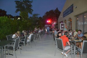 Dinner served - Camping Parc Valrose (La Londe-les-Maures)