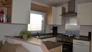 Coffee/tea maker, full-size fridge, microwave, oven - Camping Parc Valrose (La Londe-les-Maures)