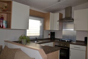 Full-size fridge, microwave, oven, stovetop - Camping Parc Valrose (La Londe-les-Maures)