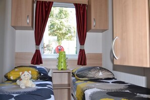 In-room safe, individually furnished, soundproofing, free WiFi - Camping Parc Valrose (La Londe-les-Maures)