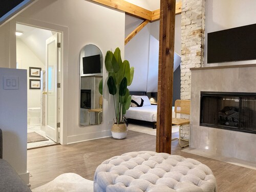 Walk to Journeyman Renovated Spacious Victorian House, Beautiful Vintage Details