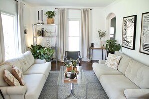 Smart TV, fireplace, books, music library - Walk to Journeyman Renovated Spacious Victorian House, Beautiful Vintage Details (Three Oaks)