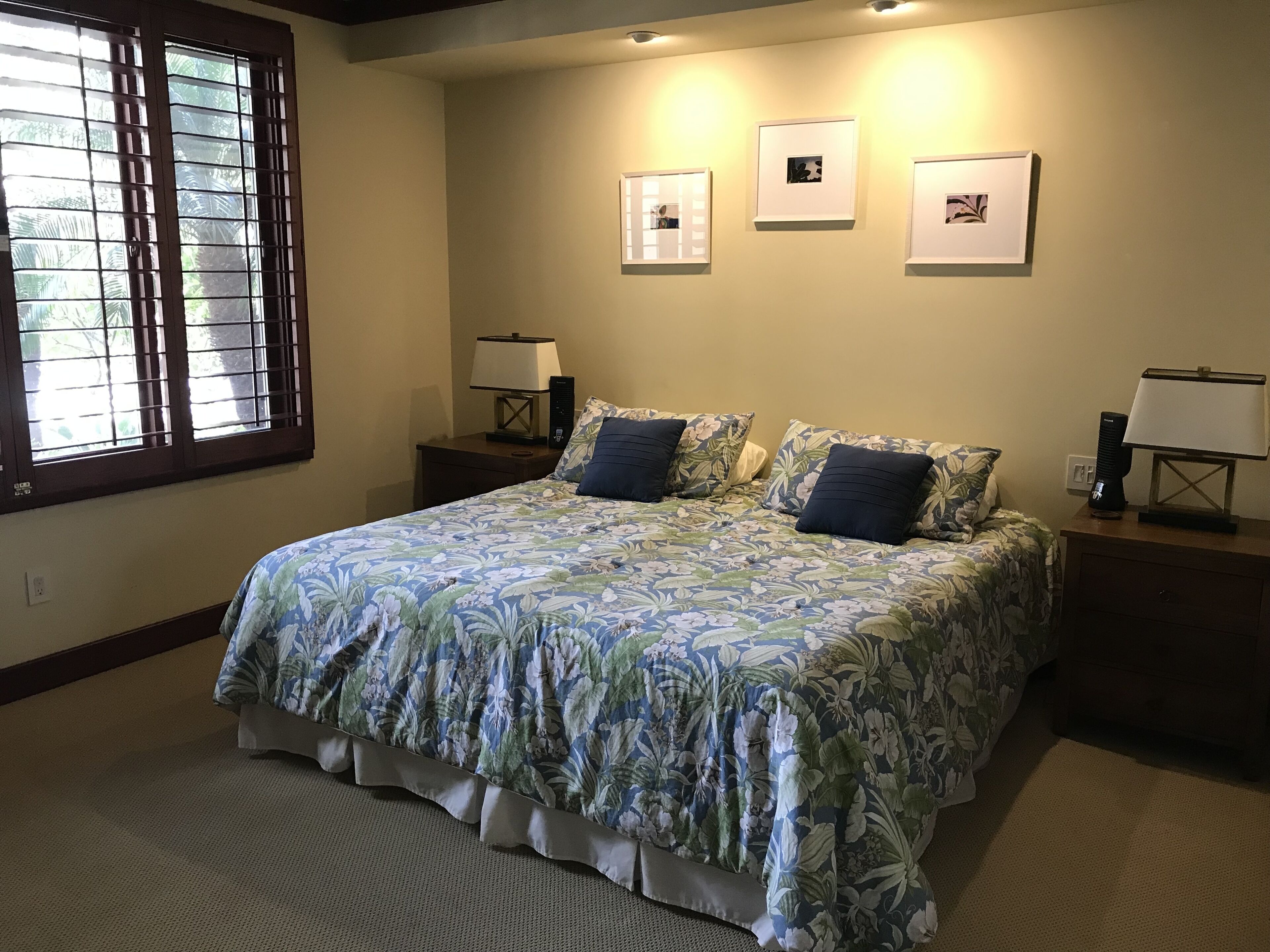 3 bedrooms, desk, iron/ironing board, travel crib