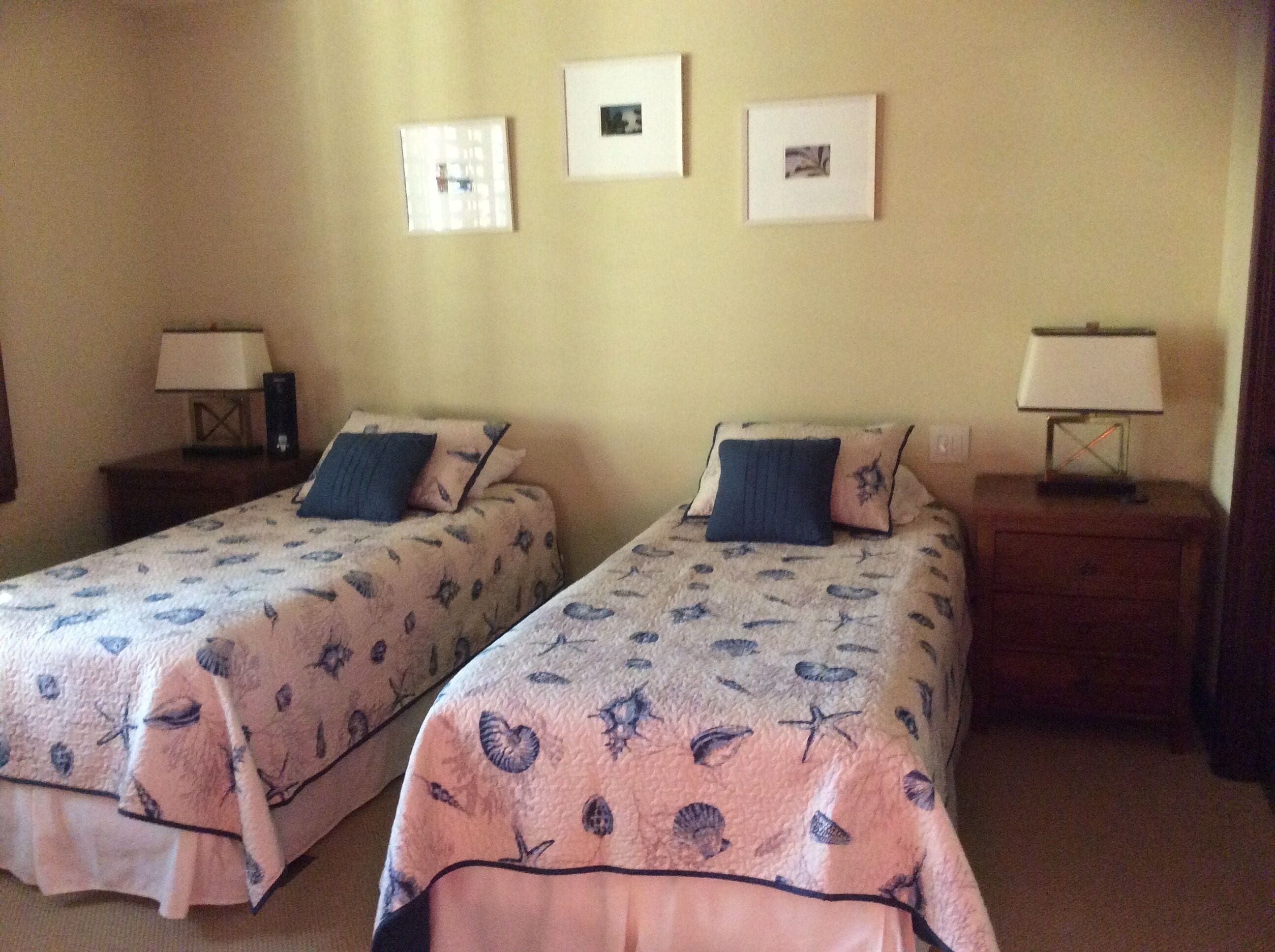 3 bedrooms, desk, iron/ironing board, travel crib