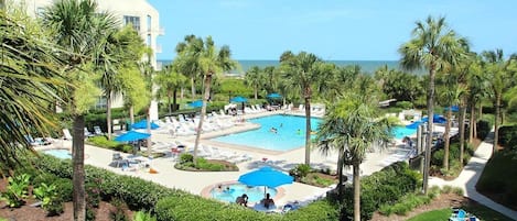 Een buitenzwembad, een verwarmd zwembad