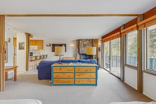 Cozy ski-in/ski-out condo with pool in summer & hot tub, year round