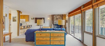 Cozy ski-in/ski-out condo with pool in summer & hot tub, year round
