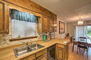 Fridge, microwave, oven, stovetop - FABULOUS 2/2.5 CONDO AIRPORT (Pensacola)