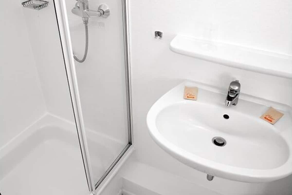 single room | bathroom | shower, free toiletries, hair dryer, towels