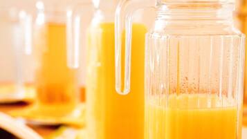 Mehrere Gläser mit Orangensaft.