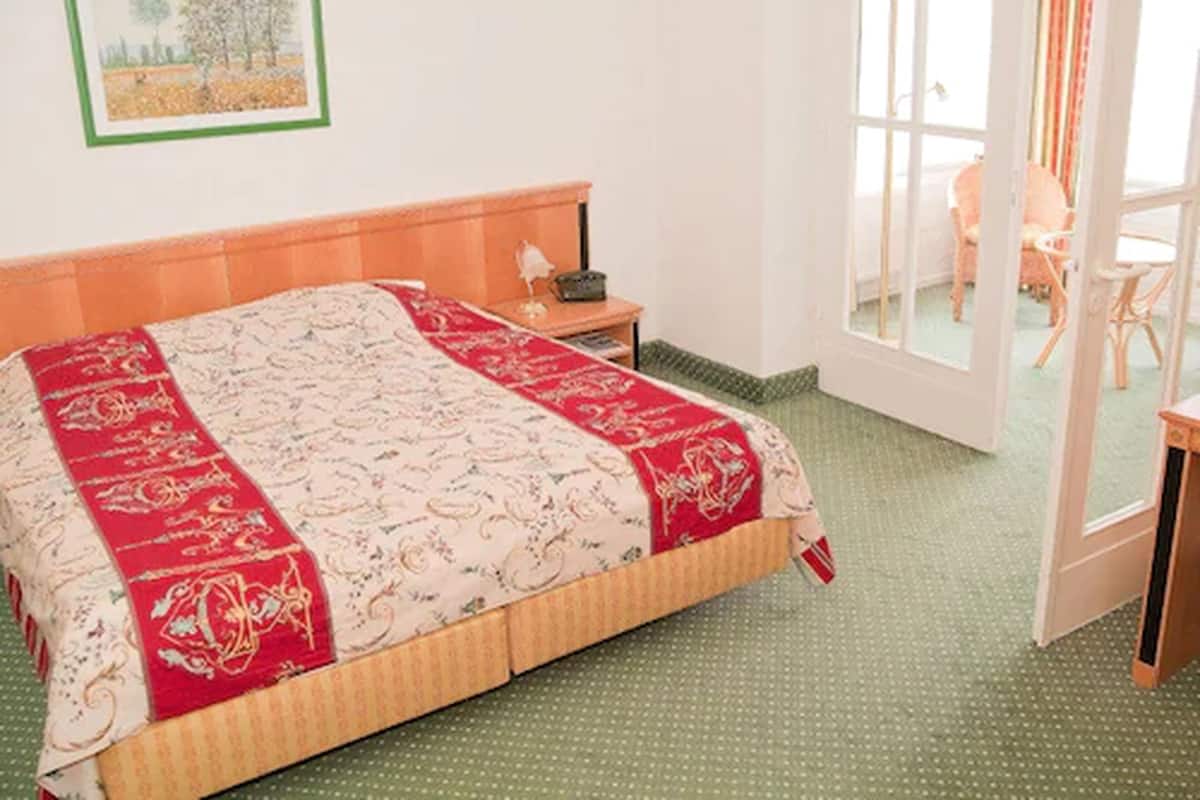 Schreibtisch, schallisolierte Zimmer, Babybetten, Zustellbetten