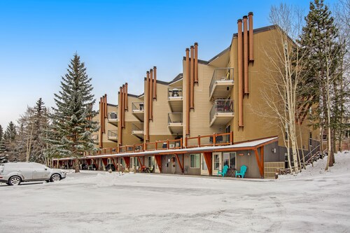 Cozy mountain view condo with patio - on bus route & great for skiing & boating