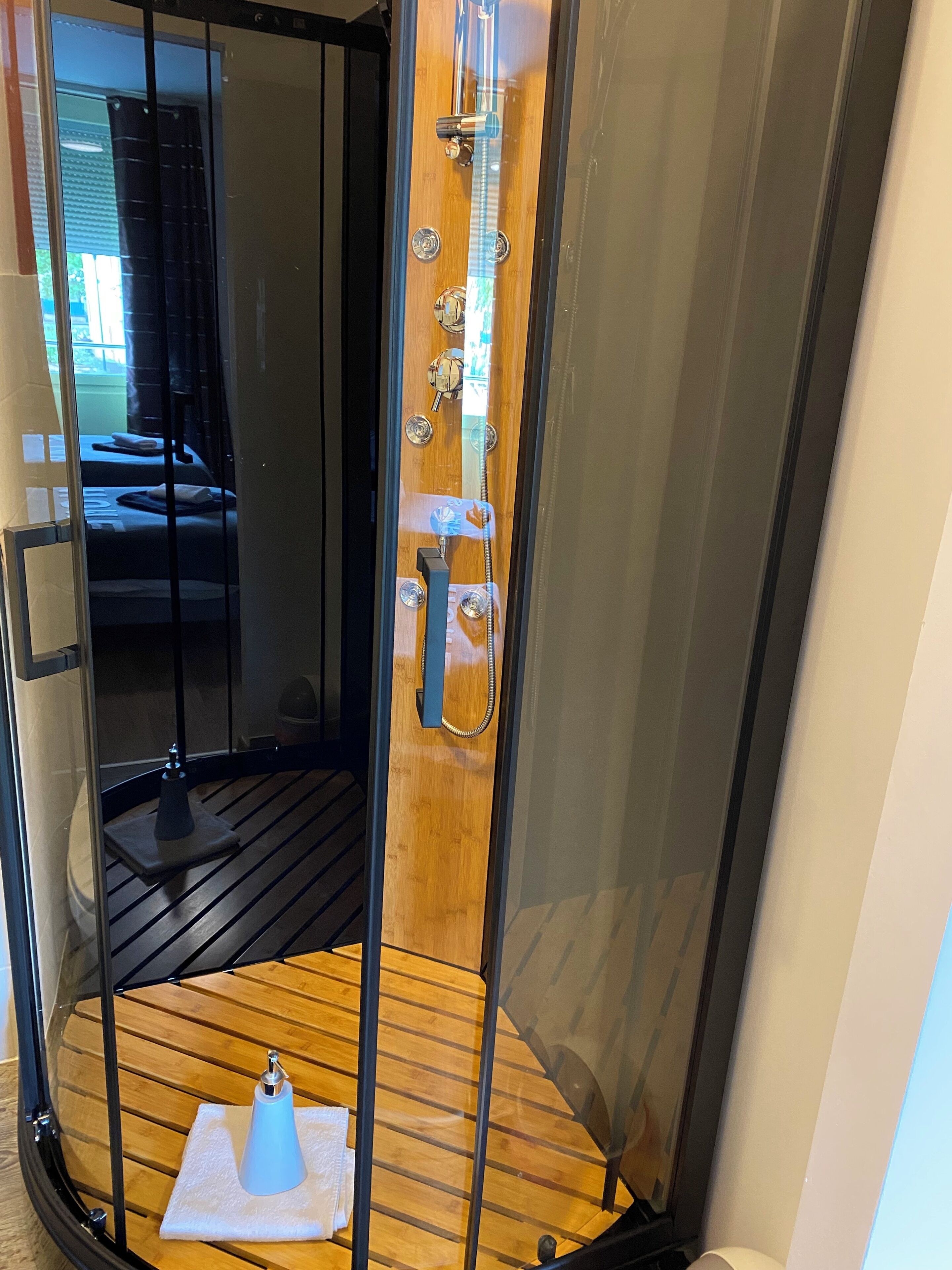 Zweibettzimmer | Individuell dekoriert, individuell eingerichtet, Schreibtisch