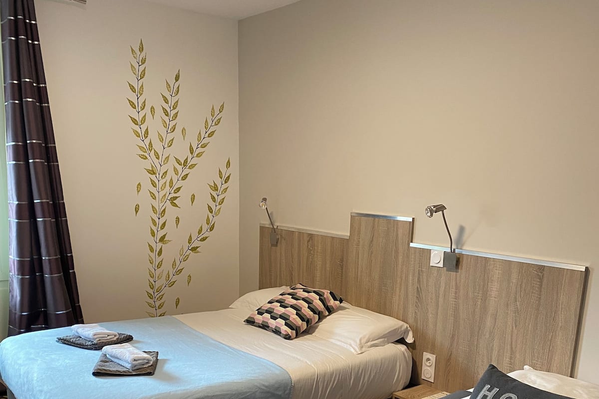 Chambre avec lits jumeaux | DĂ©cor unique, ameublement unique, bureau, rideaux dâobscurcissement