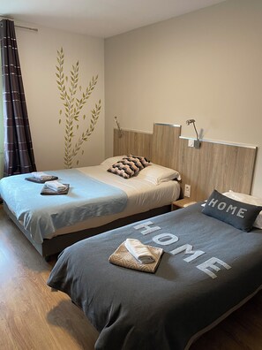 Habitación con 2 camas individuales | Decoración personalizada, muebles diferentes y escritorio