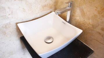 Deluxe Double Room, 1 Double Bed | Bathroom | Shower, towels