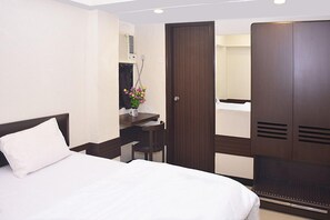 1 bedroom, desk, laptop workspace, soundproofing - a1 Hotel (Mumbai)
