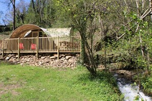 Eenvoudige stacaravan, 2 slaapkamers | Verduisterende gordijnen, een strijkplank/strijkijzer