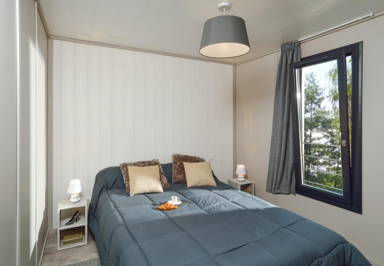 Tirai kedap cahaya dan setrika/meja setrika