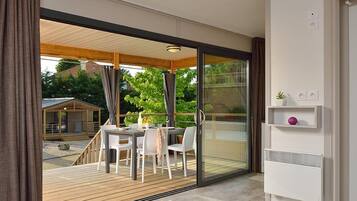 Rideaux occultants, fer et planche à repasser