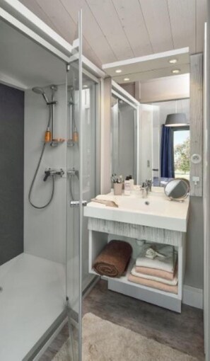 Douche, serviettes fournies, papier toilette