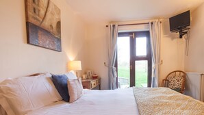 Standard Double Room, 1 Double Bed | Desk, iron/ironing board, WiFi (free), bed sheets - OYO Ye Olde Bowling Green Inn (Hope Valley)