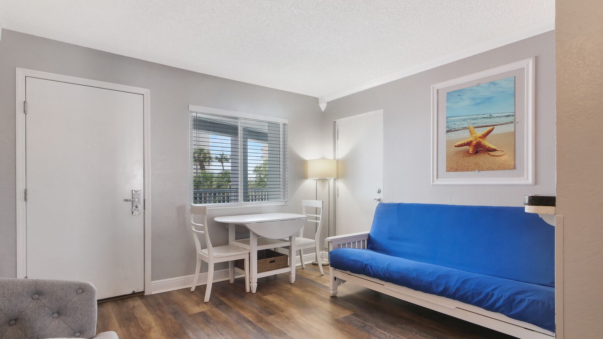 Een televisie en een tafeltennistafel