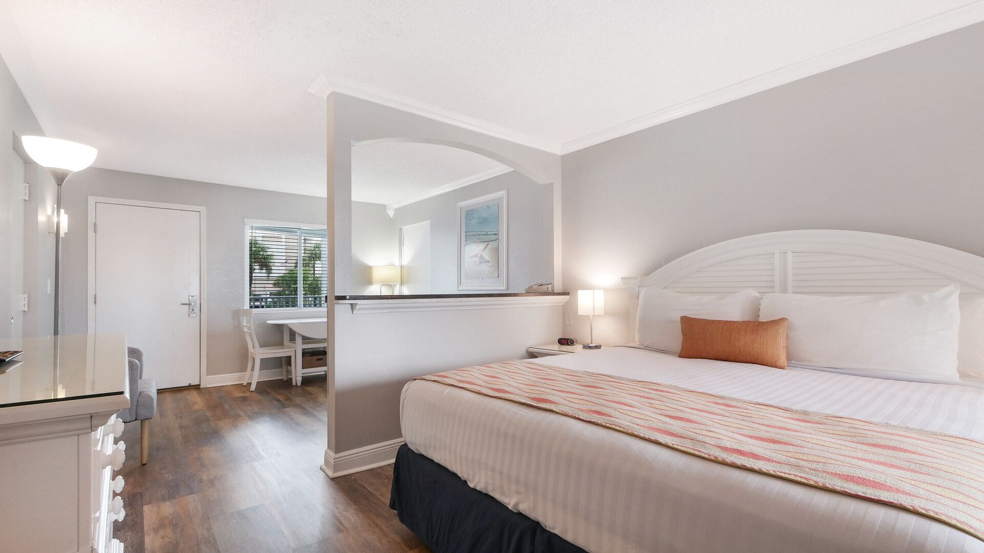 Een strijkplank/strijkijzer, gratis wifi, beddengoed