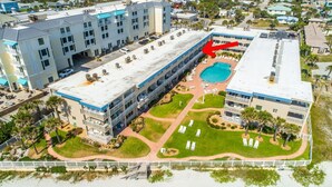 Un hôtel comprenant plusieurs étages, une piscine et un espace de plage.