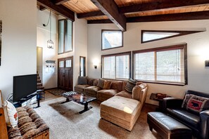 Fernseher, Kamin, DVD-Player