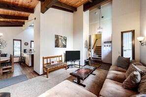 Televisor, llar de foc i reproductor de DVD 