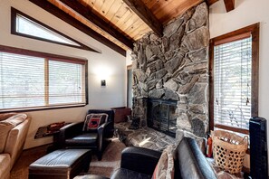 Fernseher, Kamin, DVD-Player