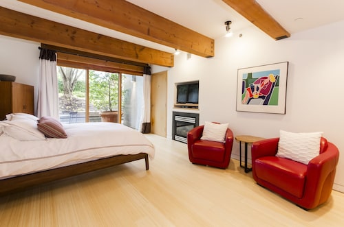 緑豊かなバンクーバー地区のプライベートエントランス付きのプライベートで明るいスイート