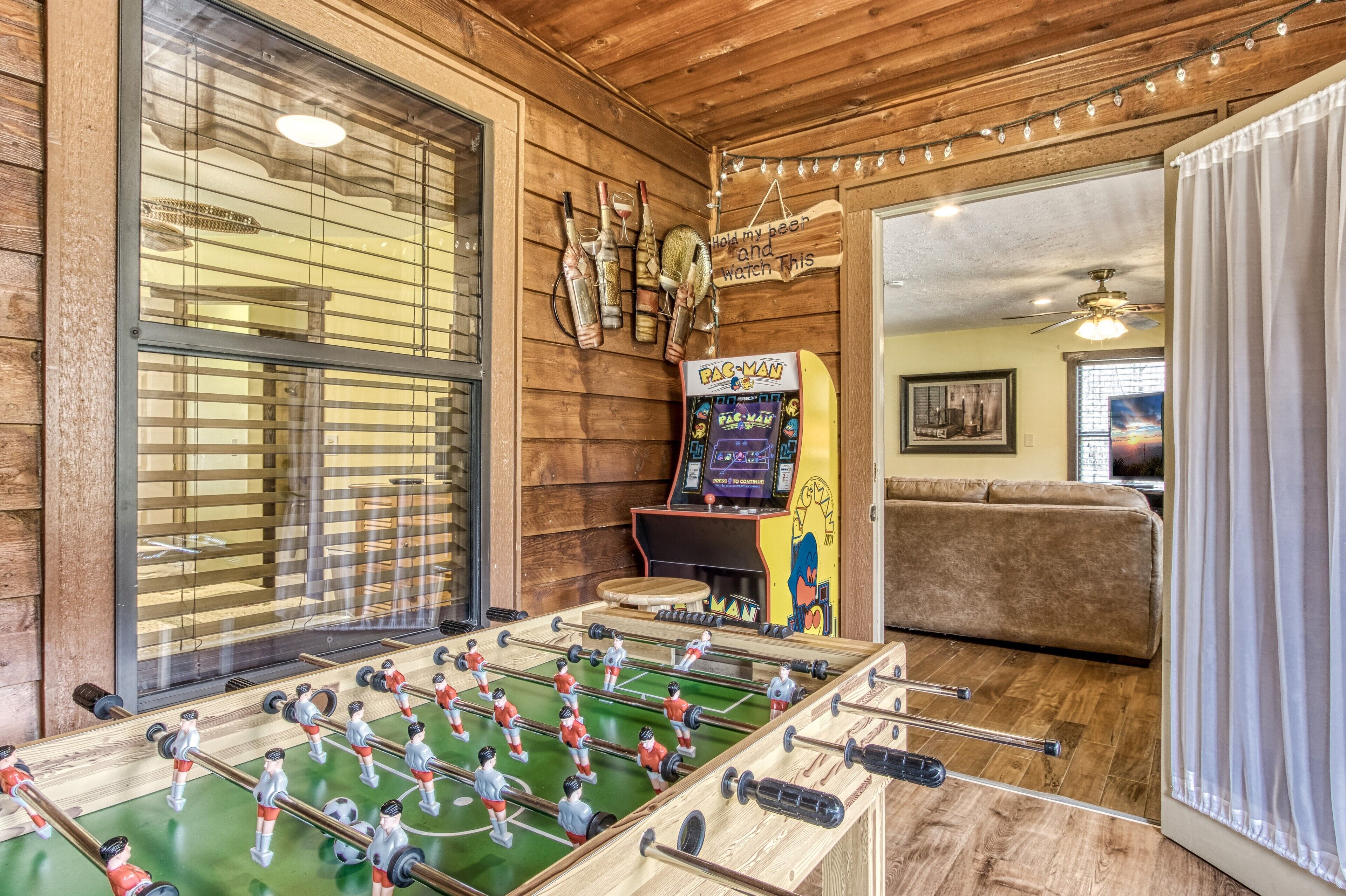 Two Bedroom Cabin Rental- Wears Valley-near National Park- Seasonal Pool Access - Wears Valley, TN