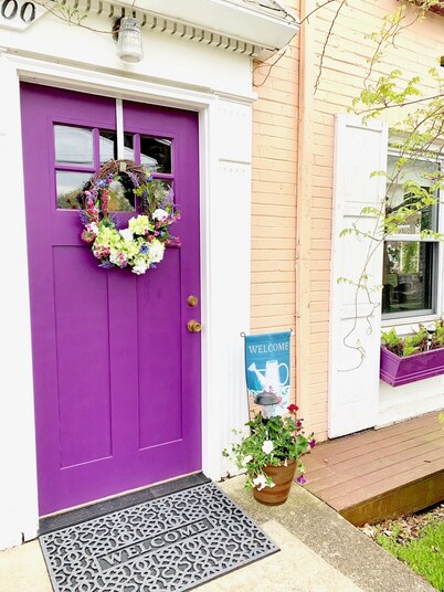 Cozy and Comfortable w antique furnishings; 2 bedrooms, sitting area, full bath